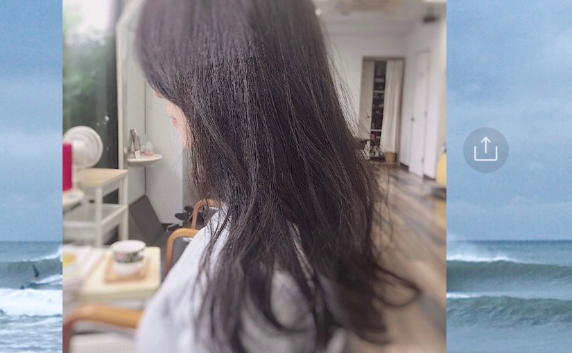 美容師がお客様に美容室を紹介しました。